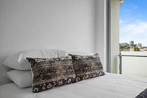 Sleek 2-bed With Balcony and Communal BBQ Area