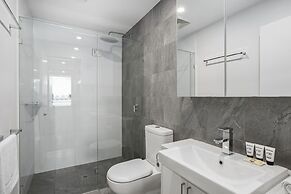 Sleek 2-bed With Balcony and Communal BBQ Area