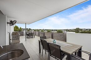Sleek 2-bed With Balcony and Communal BBQ Area