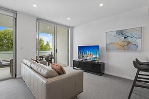 Sleek 2-bed With Balcony and Communal BBQ Area