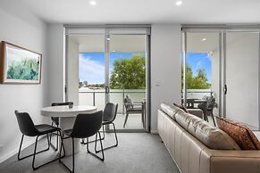 Sleek 2-bed With Balcony and Communal BBQ Area