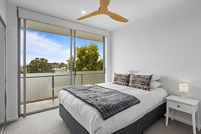 Sleek 2-bed With Balcony and Communal BBQ Area