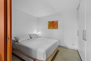 Vibrant 2-bed Apartment Near St Kilda Beach