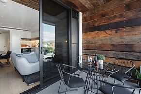 Chic 1-bed With a Sleek Balcony Near Shops