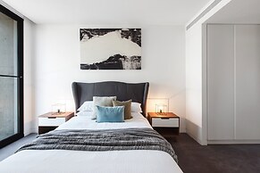 Chic 1-bed With a Sleek Balcony Near Shops