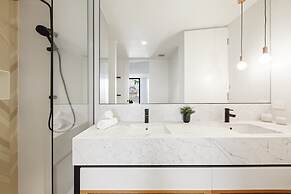 Chic 1-bed With a Sleek Balcony Near Shops