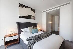 Chic 1-bed With a Sleek Balcony Near Shops