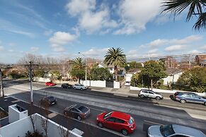Chic 1-bed With a Sleek Balcony Near Shops