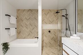 Chic 1-bed With a Sleek Balcony Near Shops