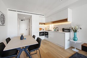 Chic 1-bed With a Sleek Balcony Near Shops
