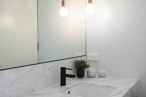 Chic 1-bed With a Sleek Balcony Near Shops