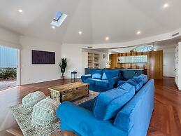 Spacious 4-bed Home With Coastal Charm