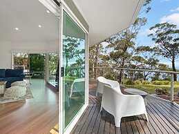 Spacious 4-bed Home With Coastal Charm