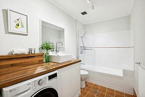 Bright 1-bed With Great Views & Amenities