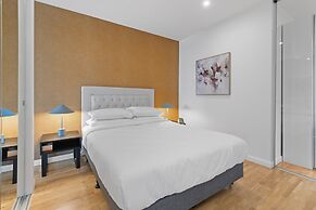 Modern 1-bed, City Skyline Views & Close to Shops