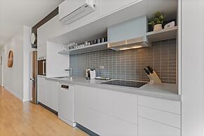 Modern 1-bed, City Skyline Views & Close to Shops