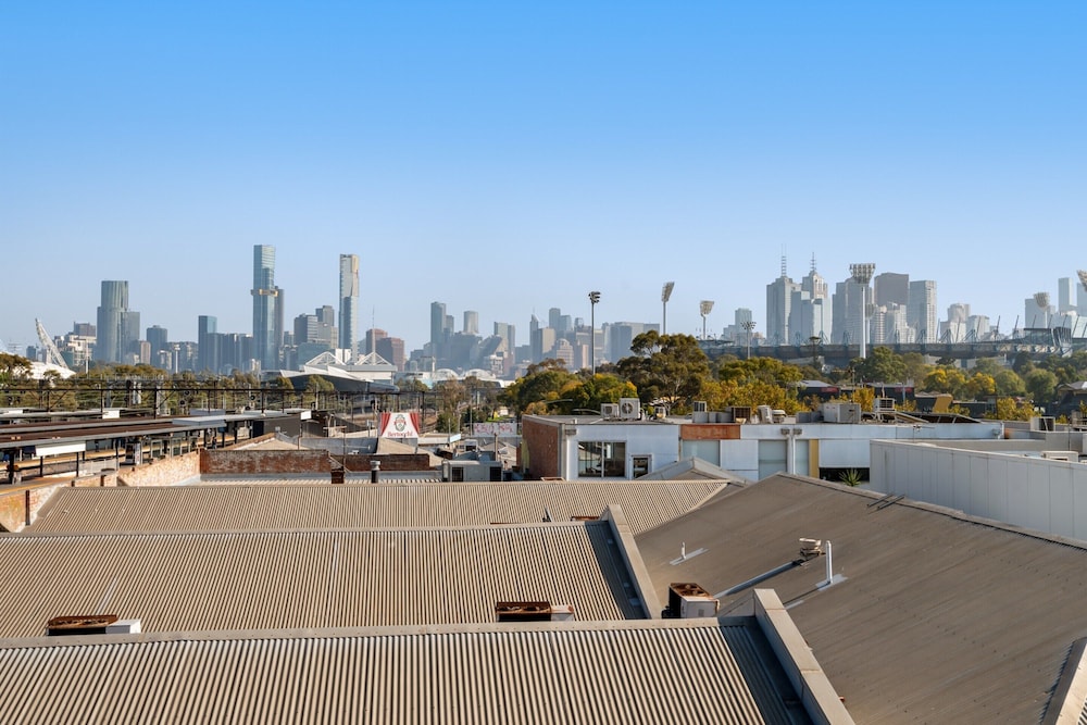 Modern 1-bed, City Skyline Views & Close to Shops