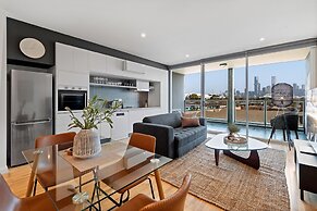 Modern 1-bed, City Skyline Views & Close to Shops