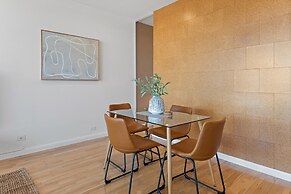 Modern 1-bed, City Skyline Views & Close to Shops