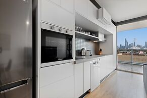 Modern 1-bed, City Skyline Views & Close to Shops
