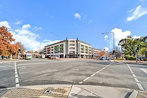 Lakeside 1-bed With A/c, Parking & Balcony
