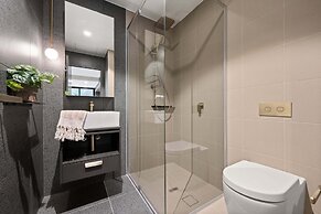 Modern Braddon Studio With Parking