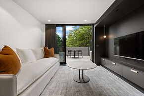 Modern Braddon Studio With Parking