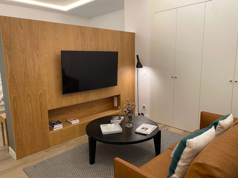 w Warm Modern 1BR Apartment in Chueca