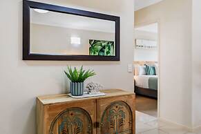 Cairns 2BR Palms Stay Top Floor Pool View