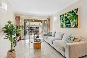 Cairns 2BR Palms Stay Top Floor Pool View