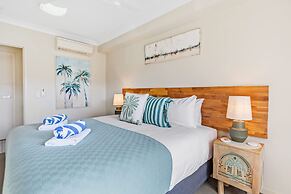 Cairns 2BR Palms Stay Top Floor Pool View