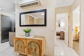 Cairns 2BR Palms Stay Top Floor Pool View