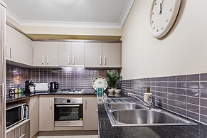 Cairns 2BR Palms Stay Top Floor Pool View