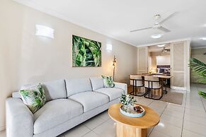 Cairns 2BR Palms Stay Top Floor Pool View