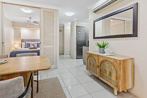 Cairns 2BR Palms Stay Top Floor Pool View