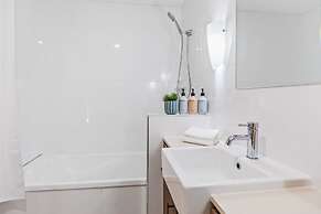 Cairns 2BR Palms Stay Top Floor Pool View