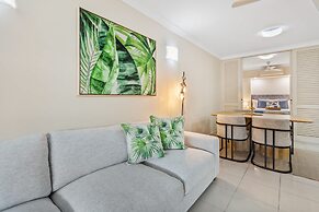 Cairns 2BR Palms Stay Top Floor Pool View