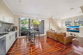 Stunning 2-bed Unit With BBQ Patio Near Dining