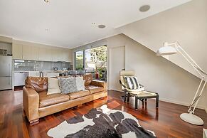 Stunning 2-bed Unit With BBQ Patio Near Dining