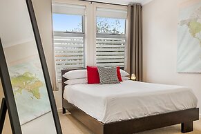 Stunning 2-bed Unit With BBQ Patio Near Dining