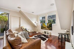 Stunning 2-bed Unit With BBQ Patio Near Dining