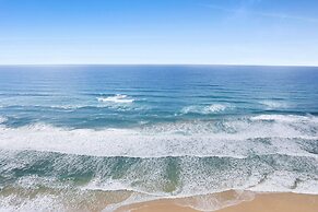 Beachfront Stylish Apartment With Ocean Views