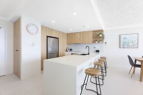 Beachfront Stylish Apartment With Ocean Views