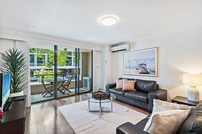 Poolside 2-bed Haven, Walk to City Centre