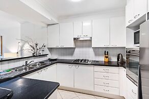 Poolside 2-bed Haven, Walk to City Centre