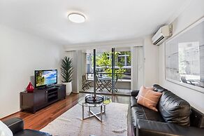 Poolside 2-bed Haven, Walk to City Centre