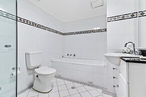Poolside 2-bed Haven, Walk to City Centre