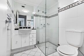 Poolside 2-bed Haven, Walk to City Centre