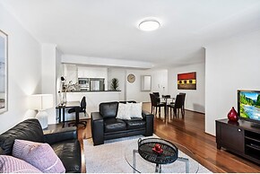 Poolside 2-bed Haven, Walk to City Centre