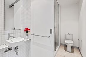 Central 1-bed Apartment With Secure Parking